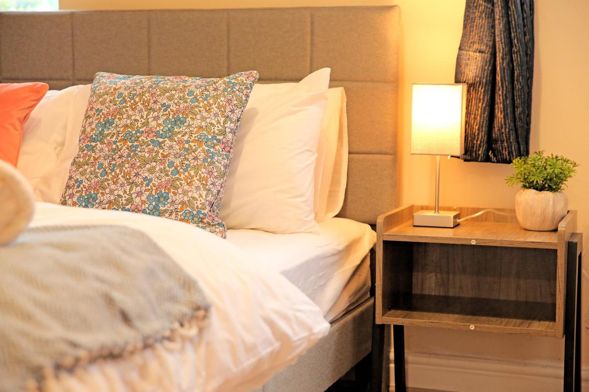 Ensuite Near Luton Station Homestay *