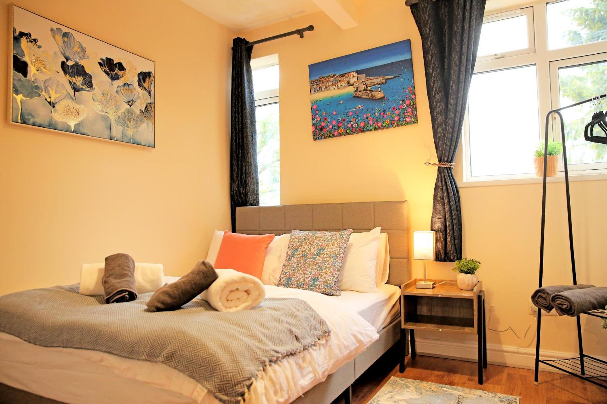Ensuite Near Luton Station Homestay